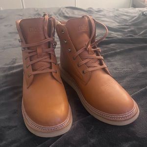 Rugged waterproof leather
Lightweight non-marking rubber outsole
Laser-etched